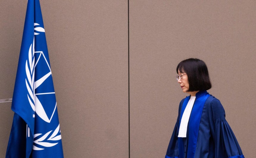 아카네 도모코 국제형사재판소(ICC) 소장이 2024년 11월 20일 네덜란드 헤이그 ICC 본부 법정에 들어서고 있다.헤이그=AP 연합뉴스