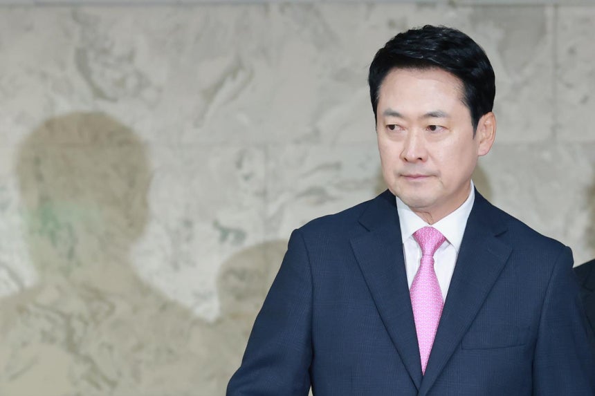 장동혁 국민의힘 대표가 20일 국회에서 국민의힘 정책위원회와 여의도연구원이 연 이재명 정부 2년차 평가 토론회 '벼랑 끝 서민·중산층, 흔들리는 대한민국'에 참석하고 있다. 연합뉴스
