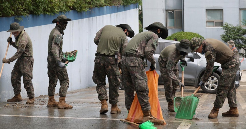 육군 제39보병사단 장병들이 21일 경남 거제시 옥포동의 한 아파트에서 집중호우로 밀려든 토사와 잔해를 치우며 복구작업을 하고 있다. 거제=연합뉴스