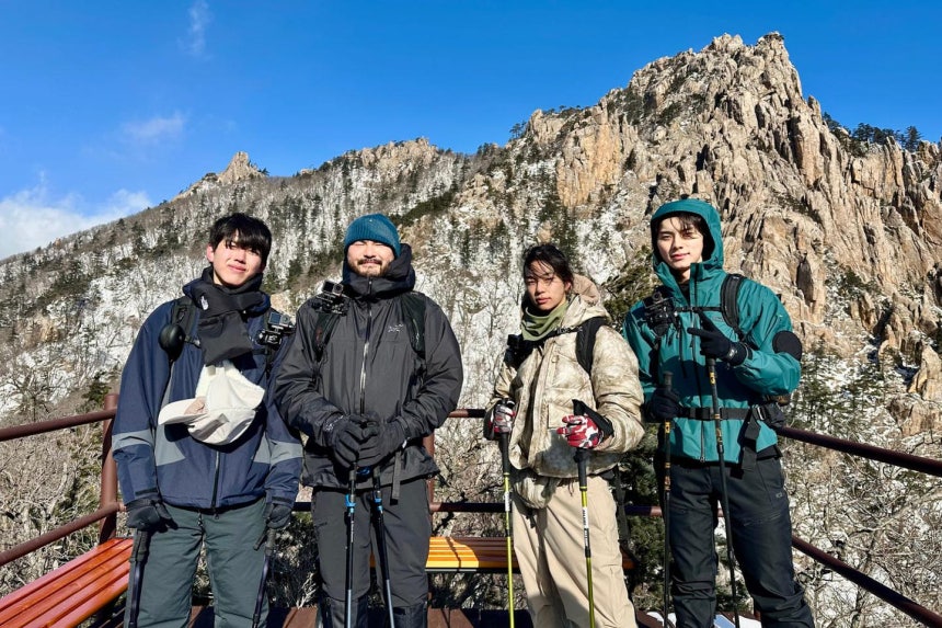 넷플릭스 예능 '대체 등산을 왜 하는 건데?'의 '하산악회' 멤버 데이식스 도운(왼쪽부터), 카더가든, 올데이 프로젝트 타잔, 이채민. 넷플릭스 제공