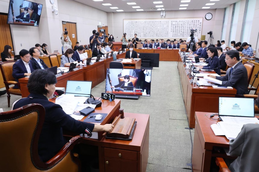 서영교 위원장이 21일 서울 여의도 국회에서 열린 법제사법위원회 전체회의에서 의사봉을 두드리고 있다. 이날 국회 법제사법위원회는 조희대 대법원장에 대한 오는 31일 현안질의 증인 출석요구안을 범여권 주도로 의결했다.