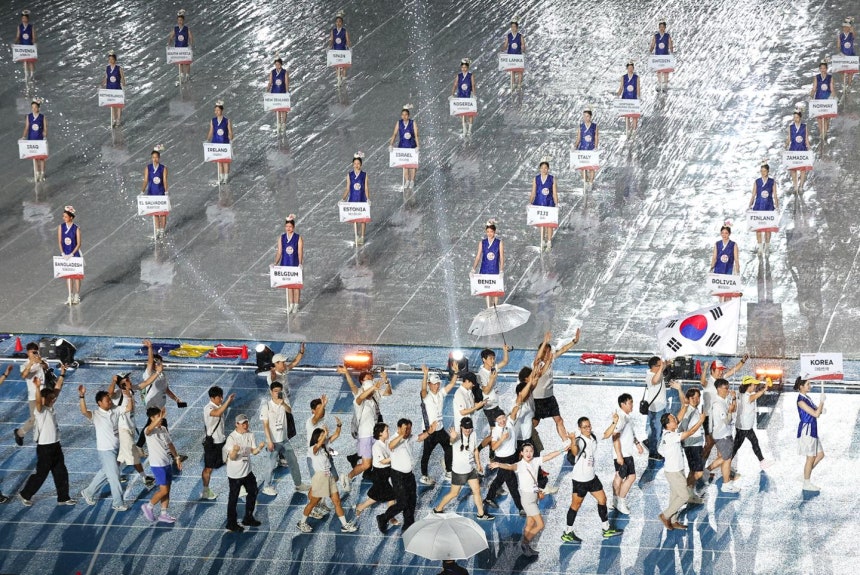 대구 수성구 대구스타디움에서 21일 열린 2026 대구세계마스터즈육상경기대회 개회식에서 대한민국 선수단이 입장하고 있다. 대구=뉴스1