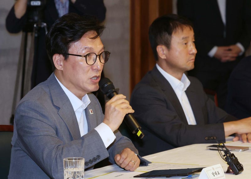 "부동산 세제 정상화"라던 정부… 李 지지율 추락에 용두  사미로 끝나나