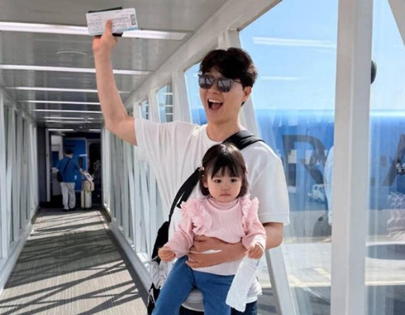 <b>박수홍</b>, 괌 비행기 지연 민폐 논란에 "아이 울음에 당황... 깊이 사과"