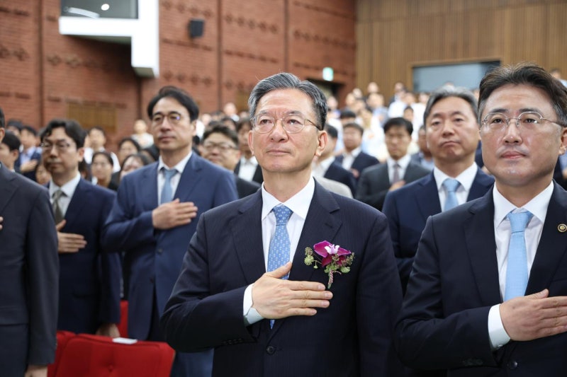 떠나는 정성호, '李 공소취소 부담 사의설'에 "사실 무근"