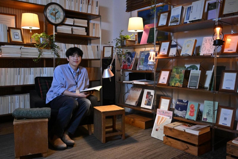 제육 볶던 청년이 책방을 차렸다... '파란 문' 안쪽은 책의 세상 [그 사람의 서재]