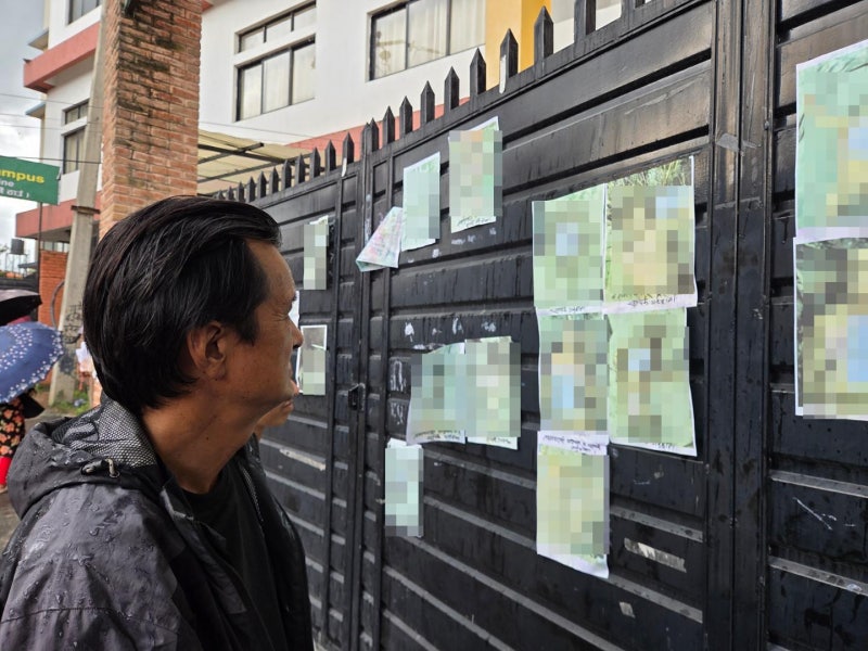 "시신이라도 찾았으면" 병원 앞 사진 뒤적… 네팔 가족들의 절규 [네팔 대홍수 르포]