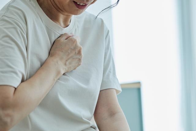 가슴 답답하고 어지러운데 다리까지 부으면 곧바로 병원 가세요