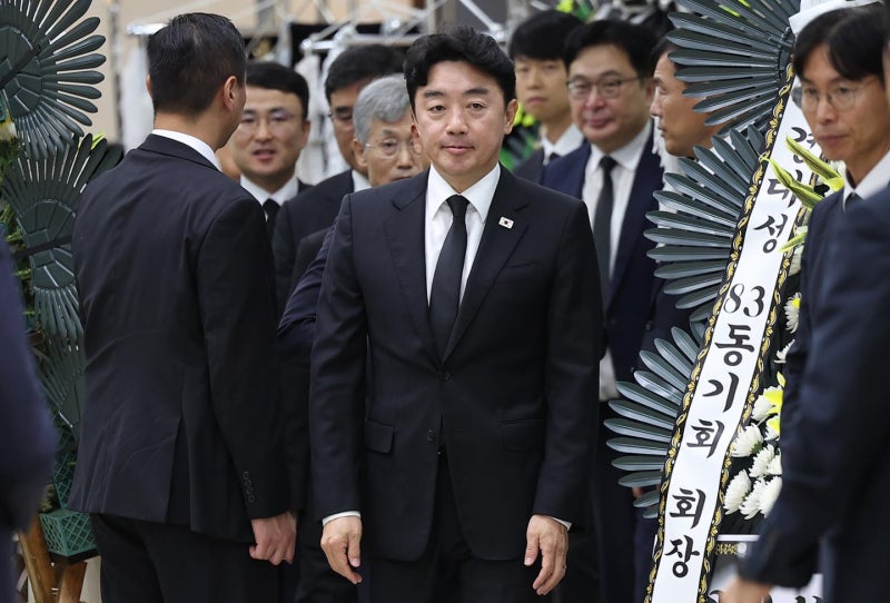조희대 부친상 찾은 강훈식 "대통령 깊은 위로"… 대법관 제청 갈등 질문엔 함구
