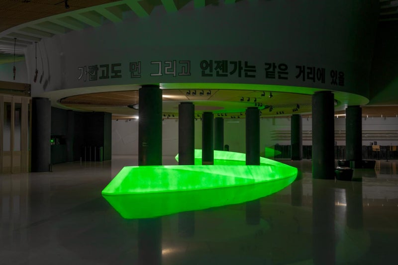 미술관 로비, 돌벽, 유물 사이에도 작품이… 이세계로 초대하는 미술