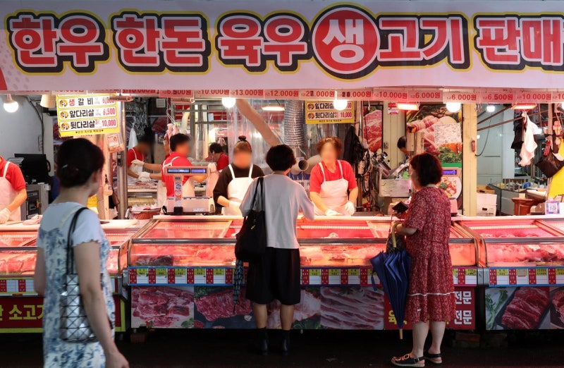 8월 물가 두 달 만에 3%대… 정부 "작년 SKT 요금 감면 제외 시 2.5%"