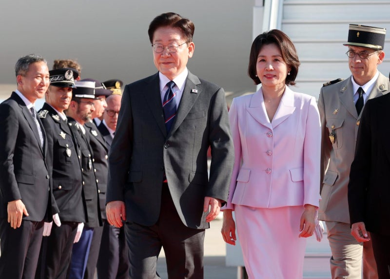 [속보] <b>이 대통령</b>, <b>프랑스 도착</b>...3박5일 일정 돌입