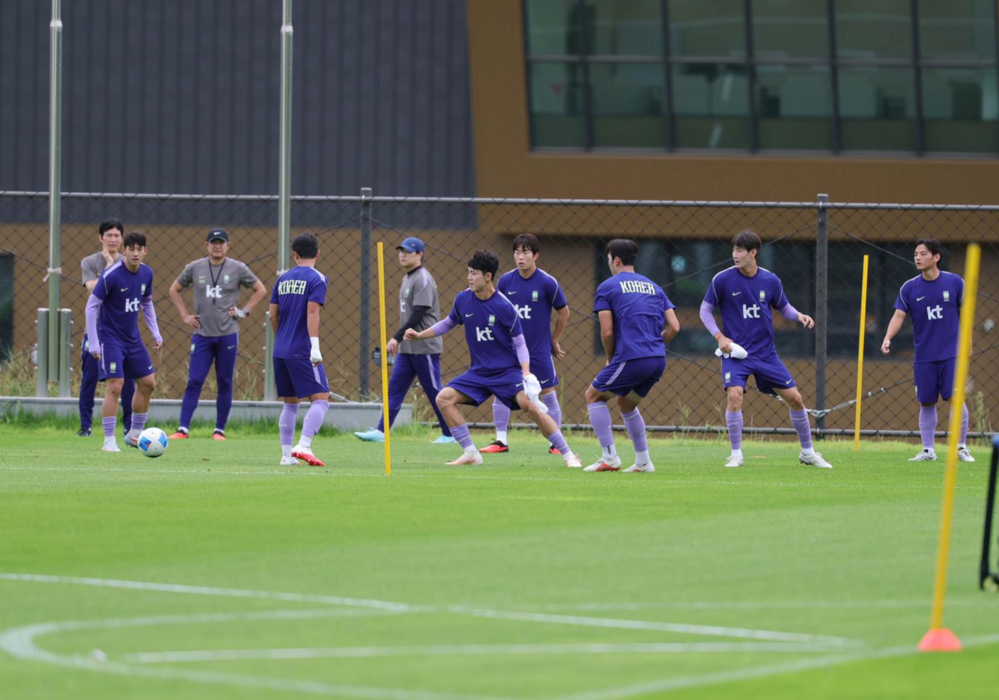 ‘사령탑 리스크’ 안고 일본으로… 축구·농구, '금빛 반전' 노린다
