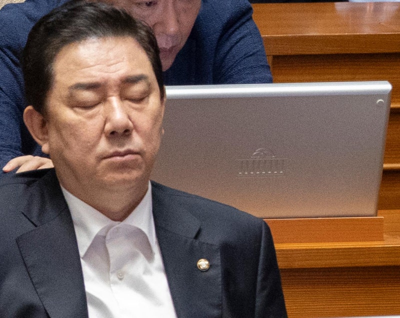 경찰, 1년 만에 김병기 구속영장 신청… 차남 취업청탁 등 혐의