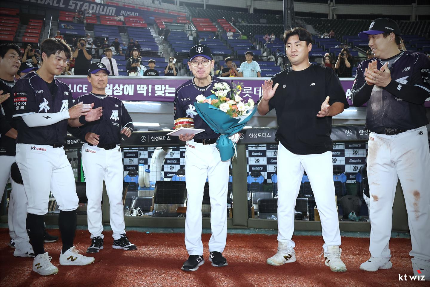 프로야구 KT, <b>이강철 감독 600승</b>과 함께 다시 선두로