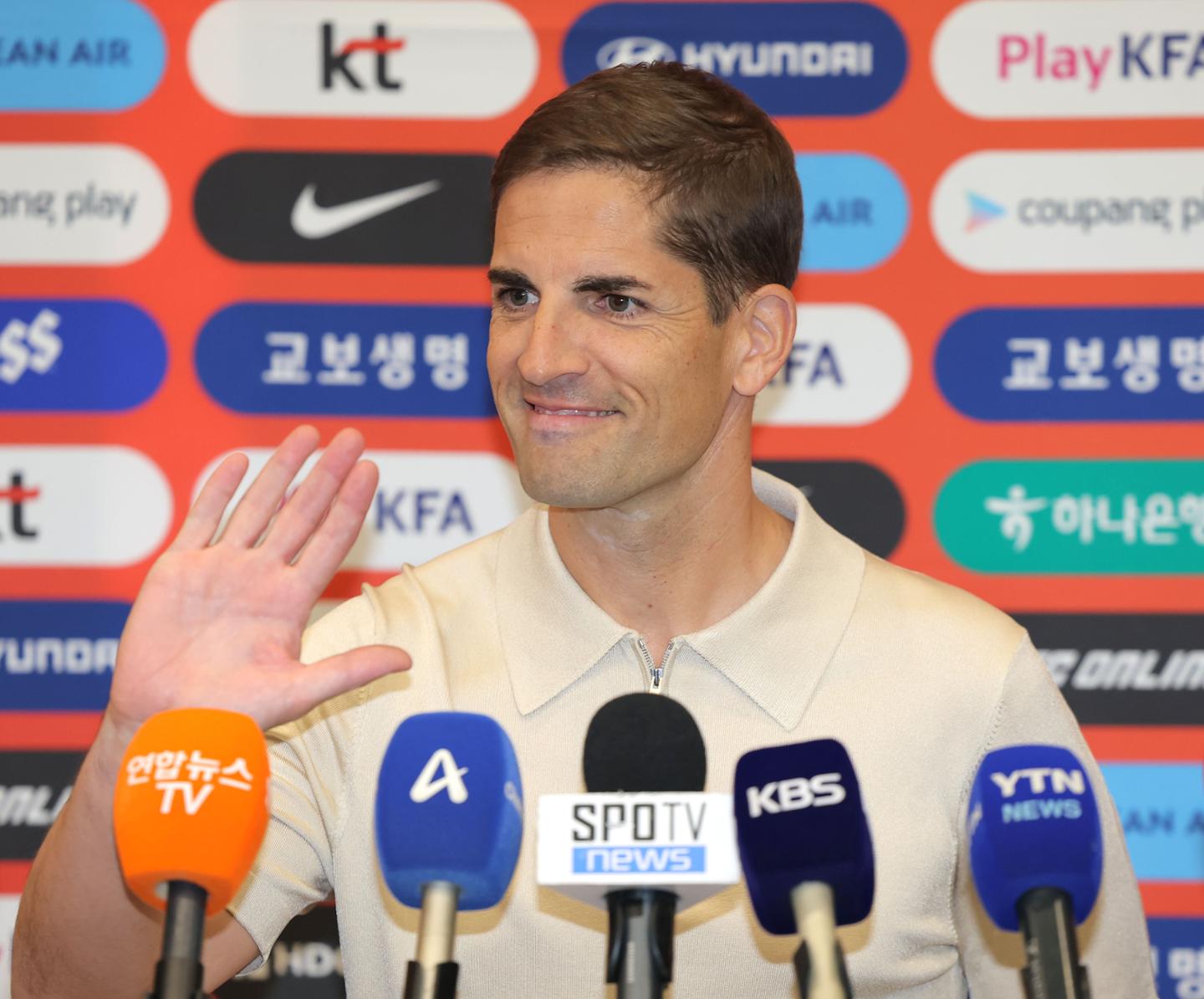 모레노 임시 축구사령탑 "많은 꿈과 책임감 안고 왔다··· 선수단 하나로 뭉치게 할 것"