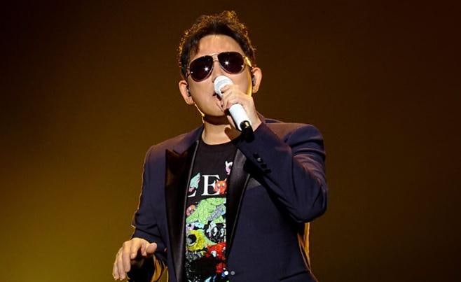 <b>이승철</b>, 할아버지 됐다 "눈을 떠 바라보아요… 내 <b>손주</b> 웰컴"