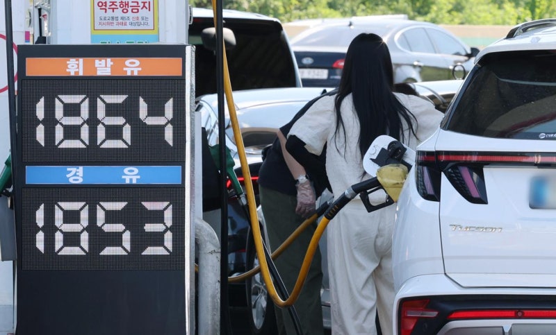 추석 앞두고 물가 자극할라… 국제유가 급등에도 <b>최고가격</b> 또 <b>동결</b>
