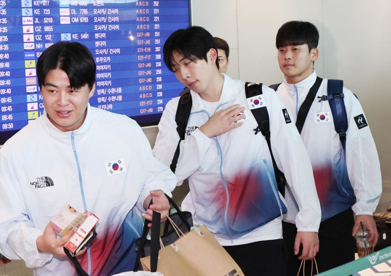 <b>태극기</b> 뒤집힌 단복 모르고 입었다가...가슴 쓸어내린 노시환