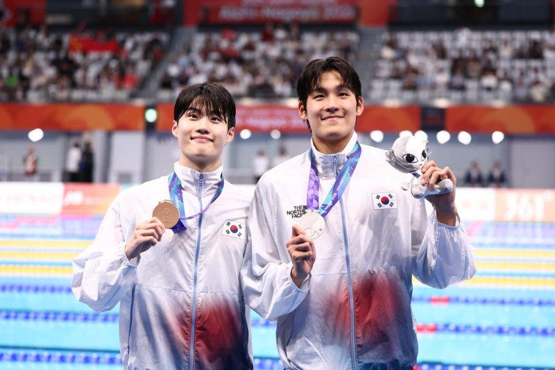 "아깝다 0.04초"... 김영범·황선우, 자유형 100m 은·<b>동메달</b>