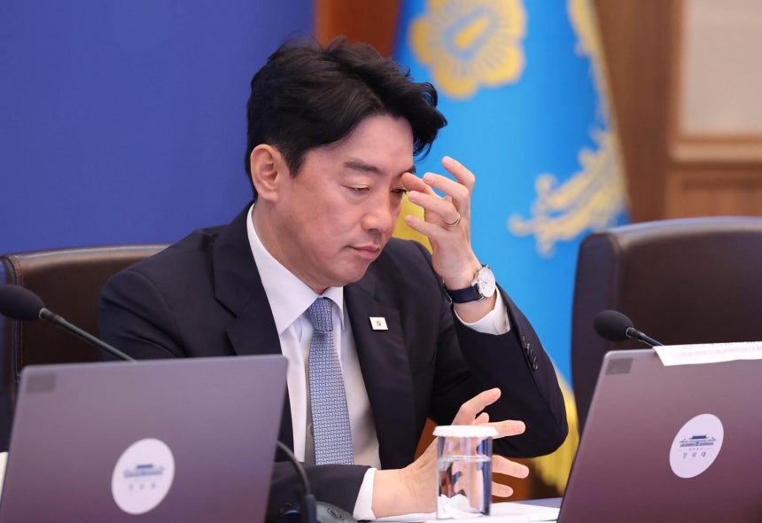 강훈식 비서실장이 21일 청와대에서 열린 수석보좌관회의에서 이재명 대통령의 발언을 듣고 있다. 강 비서실장은 이날 오전 이재명 대통령에게 사의를 표명했다. 왕태석 선임기자