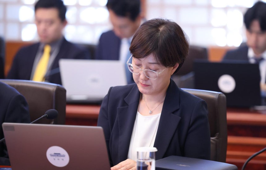 김현지 청와대 제1부속실장이 21일 청와대에서 열린 대통령 주재 수석보좌관회의에 참석하고 있다. 왕태석 선임기자