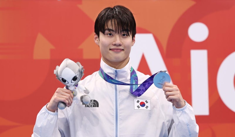 아깝다, 마지막 50m… <b>황선우</b>, <b>자유형 200m 은메달</b>