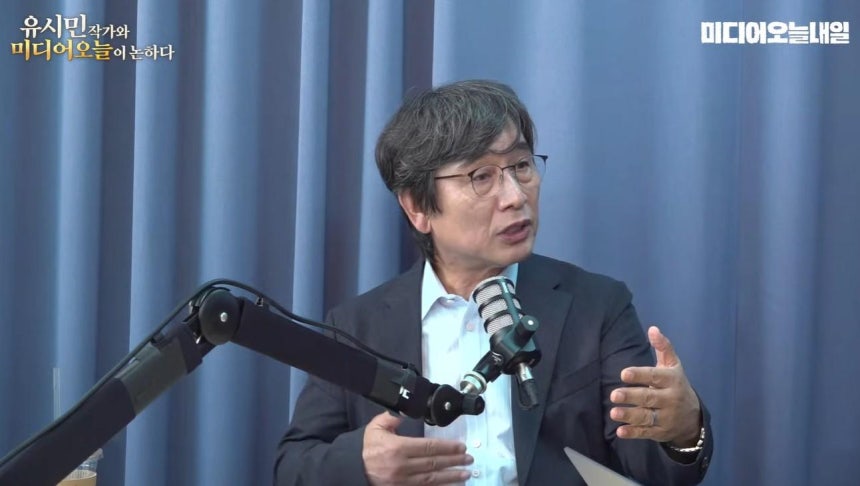 유시민 작가가 22일 미디어 전문 매체 '미디어오늘'의 유튜브 방송에 출연해 발언하고 있다. 유튜브 캡처