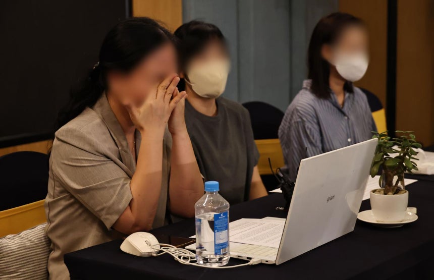 9일 네팔 카트만두 시내의 한 호텔에서 대규모 홍수와 산사태 사고로 실종된 한국인의 가족들(남동발전)이 기자회견을 하던 중 눈물을 닦고 있다. 카트만두=연합뉴스