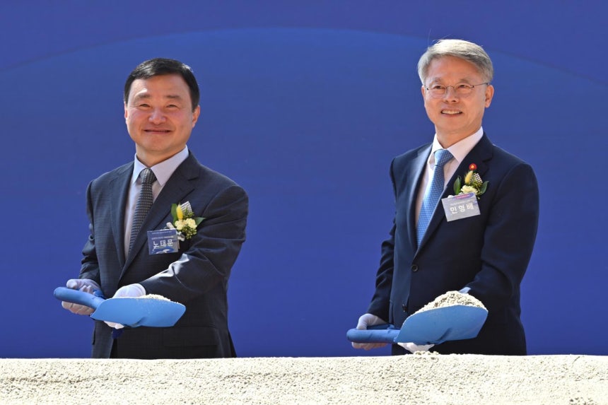 노태문(왼쪽) 삼성전자 DX부문 대표이사 사장이 민형배 전남광주통합특별시장과 21일 전남광주 북구 오룡동 삼성전자 광주사업장 3캠퍼스 신공장 부지에서 열린 삼성전자-플랙트그룹코리아 광주공장 착공식에서 시삽하고 있다.