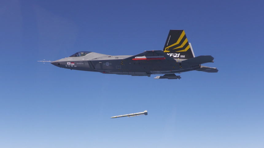 2023년 3월 KF-21 보라매 시제 2호기가 경남 사천시 제3훈련비행단에서 이륙해 남해 상공을 비행하며 미티어 공대공 미사일 시험탄을 분리하고 있다. 방위사업청 제공
