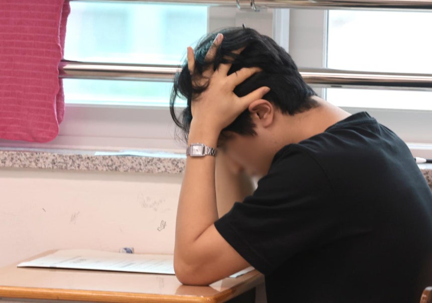 2027학년도 대학수학능력시험을 앞두고 마지막 모의평가가 실시된 2일 인천 부평고에서 한 수험생이 시험 시작을 기다리고 있다.뉴시스