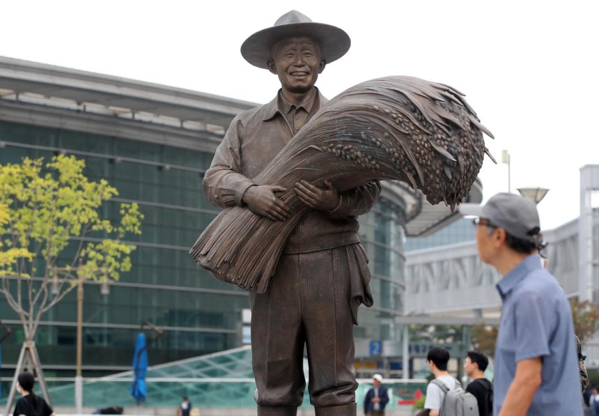 추석 연휴 마지막 날인 27일 대구 동구 동대구역 광장에 설치된 박정희 전 대통령 동상 앞에서 박정희대통령동상건립추진위원회 등 시민단체 관계자가 동상 철거 소송 취하를 촉구하는 1인 시위를 벌이고 있다.뉴스1