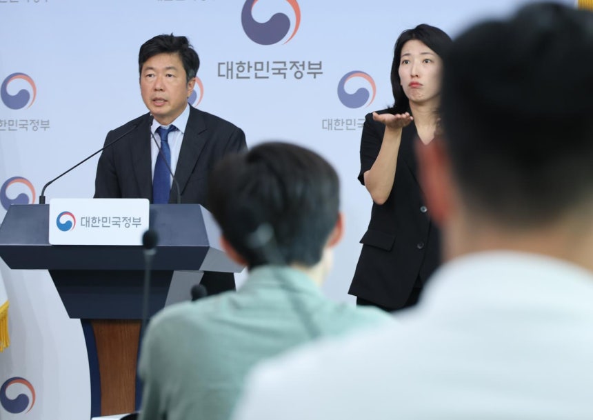 이재식 기후에너지환경부 전력망정책관이 29일 정부서울청사 별관에서 재생에너지 발전설비 용량을 2030년 100GW 이상 수용 가능하도록 한 전력망 혁신 대책을 언론에 설명하고 있다.연합뉴스