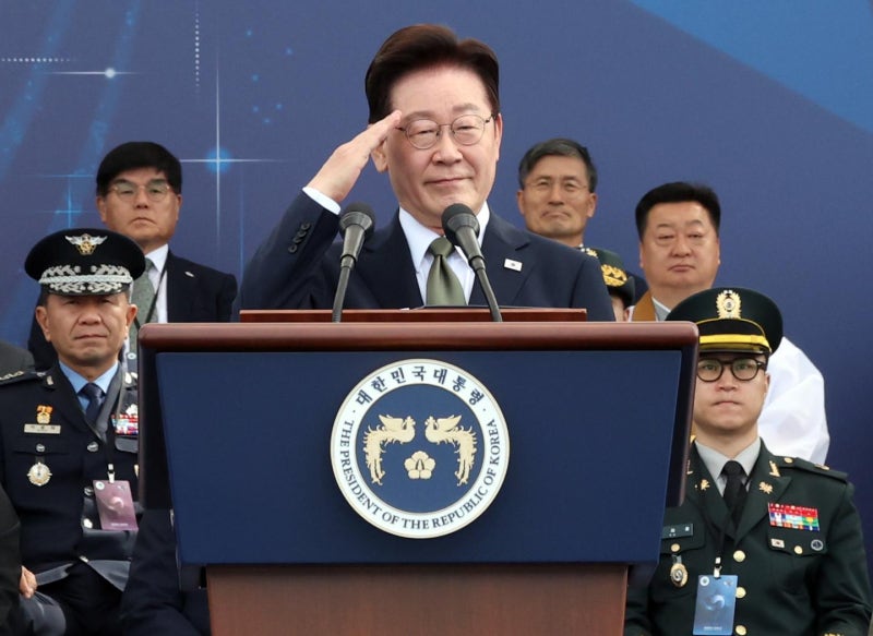 李 "남북 군사적 긴장 낮출 것"… DMZ 지뢰 사고엔 "마음 아파"