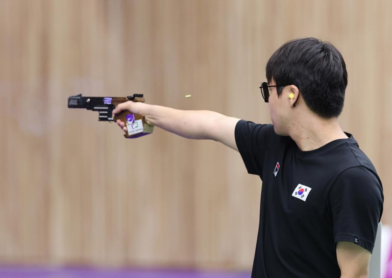 [속보] 사격 <b>이건혁</b>, <b>속사권총</b> 개인전 金… 단체전까지 <b>2관왕</b>