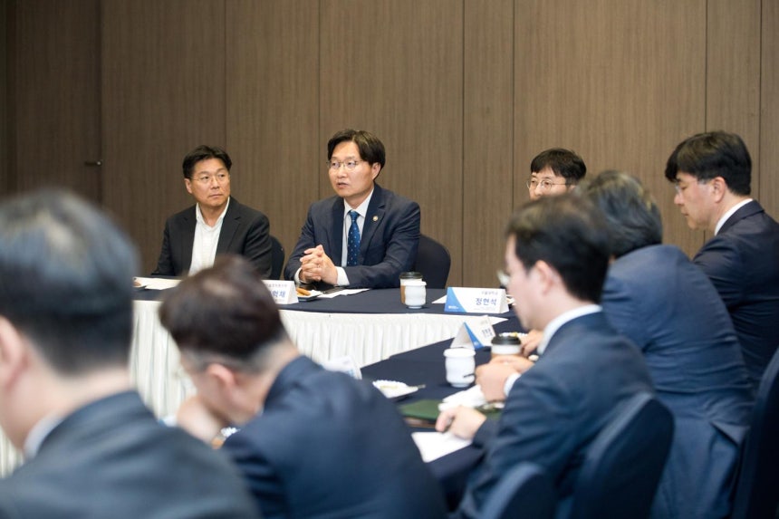 구혁채(뒤쪽 왼쪽 두 번째) 과학기술정보통신부 제1차관이 1일 서울 관악구 서울대에서 열린 '양자 연구현장 간담회'에 참석해 인사말을 하고 있다.과기정통부 제공