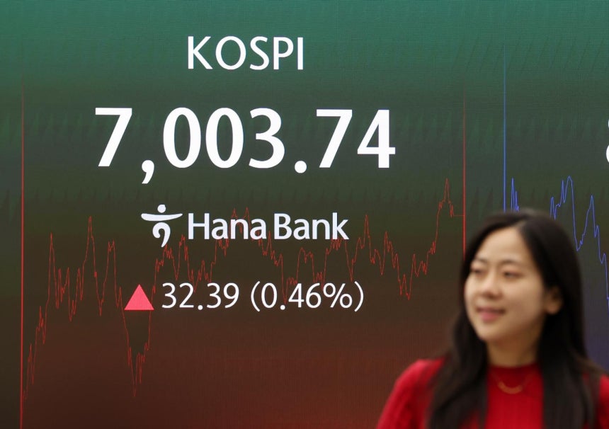 2일 서울 중구 하나은행 딜링룸에서 딜러들이 업무를 보고 있다.코스피는 0.46% 오른 7,003.74에 장을 마쳤다.코스닥 지수는 1.00포인트(0.11%) 내린 893.29에 거래를 종료했다.뉴시스