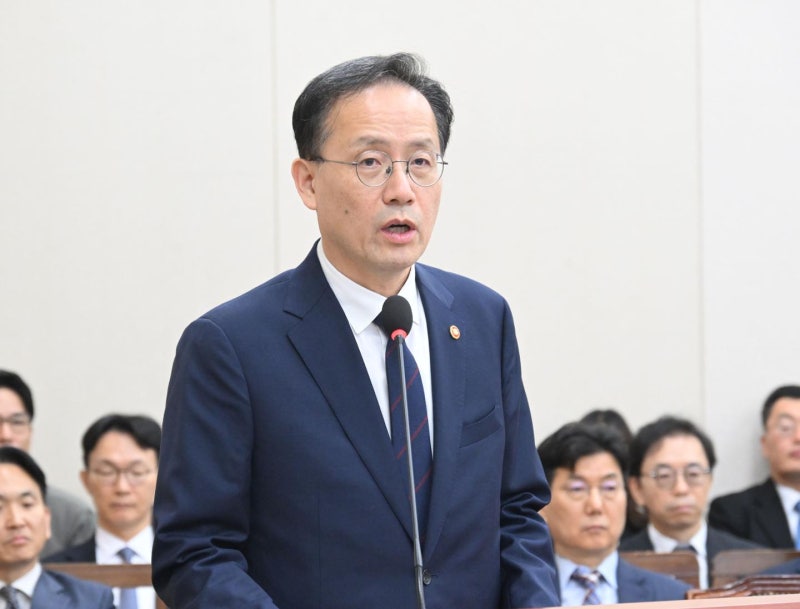 정성호 "재경부 간부 41명 중 여성 2명... 남초 법무부보다 심해"