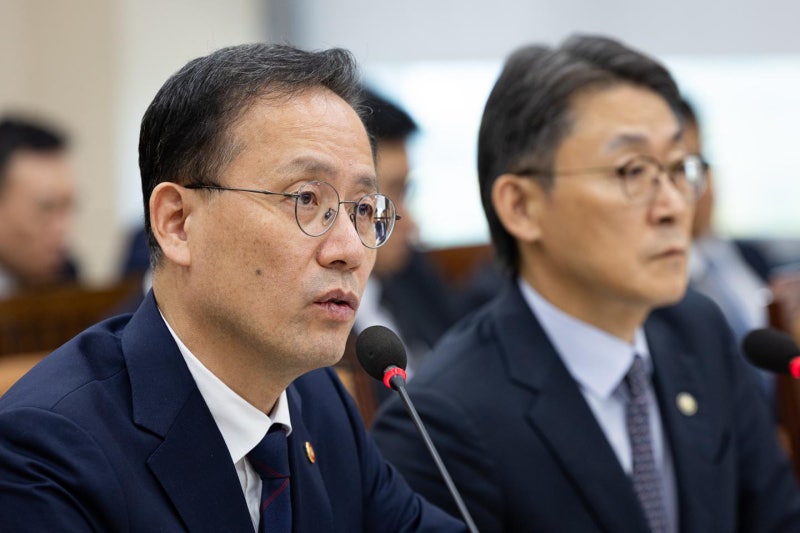 레버리지 ETF·집값 상승 책임 추궁... 이형일 "무겁게 받아들인다"