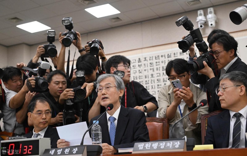 침묵 깬 조희대, 헌법 적힌 A4 꺼냈다…계엄·업추비 논란도 직접 해명