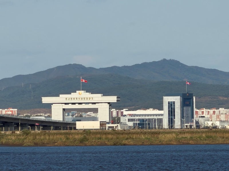"콰이러, 콰이러" 들썩이는 단둥… 12년 멈춘 신압록강대교 드디어 열릴까