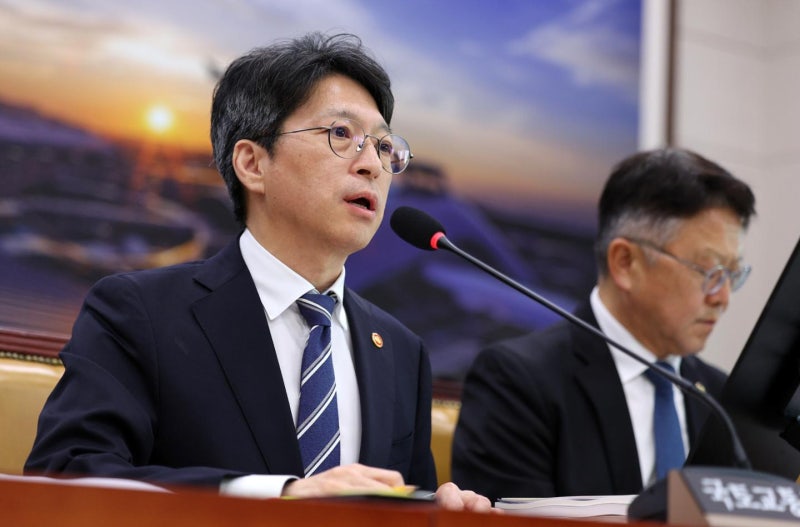 국토부 장관 "연말까지 서울 집값 상승 둔화"... 여야 문재인 정부 '불법 사찰' 공방