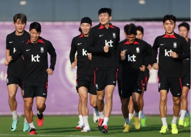 2024년 1월 카타르 아시안컵을 앞두고 앞줄 왼쪽부터 황희찬, 김민재, 황인범 등 축구대표팀 선수들이 훈련을 하고 있다. 대한축구협회 제공