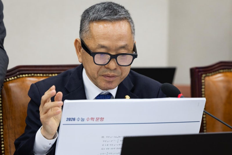 '스마트 안경'에 수능 풀리고 군 보안 뚫렸다… 中 기술에 경악한 국감장