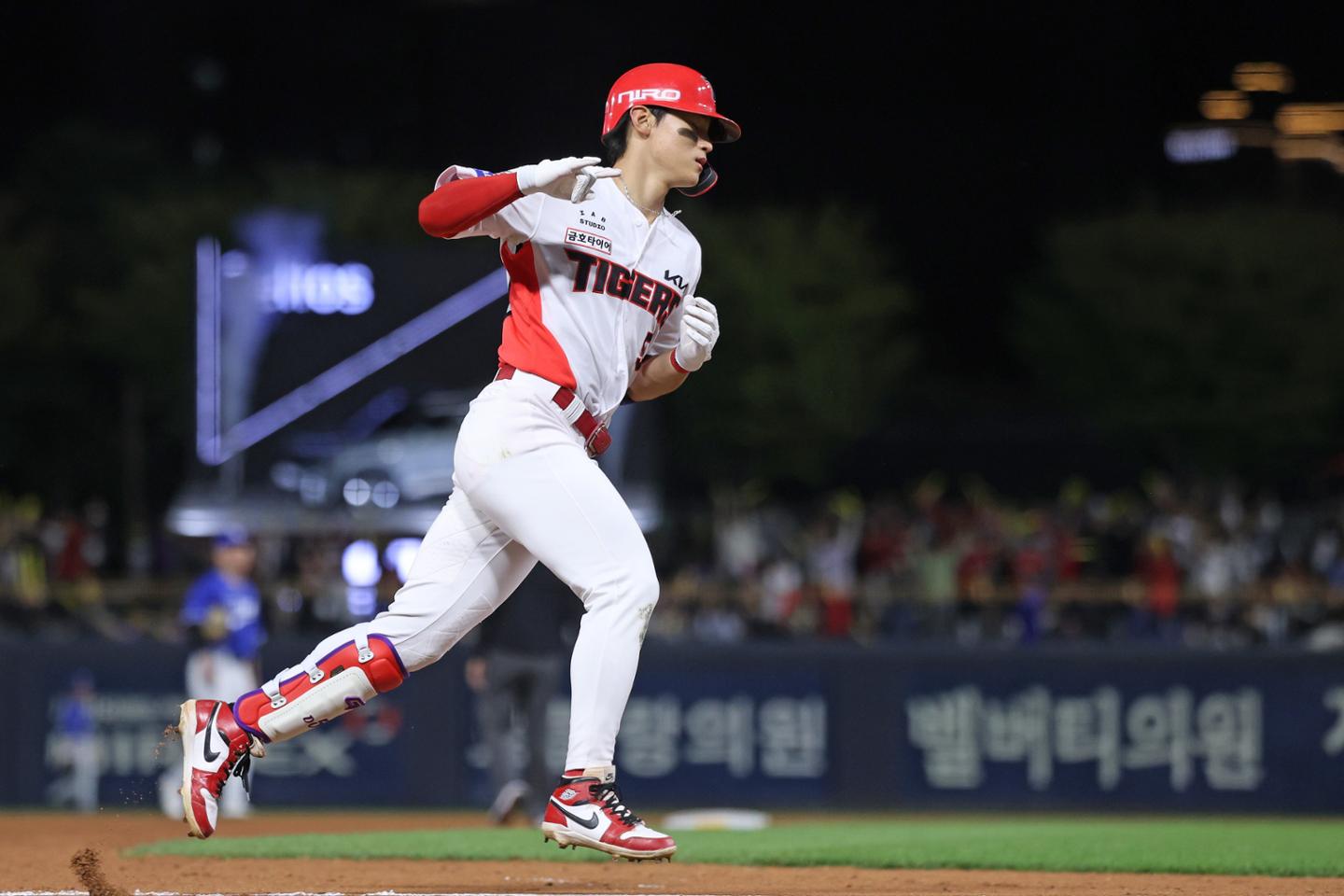 한 끗에 PS 시작이 달라진다…LG-KIA, '3위 경쟁' 끝장 승부