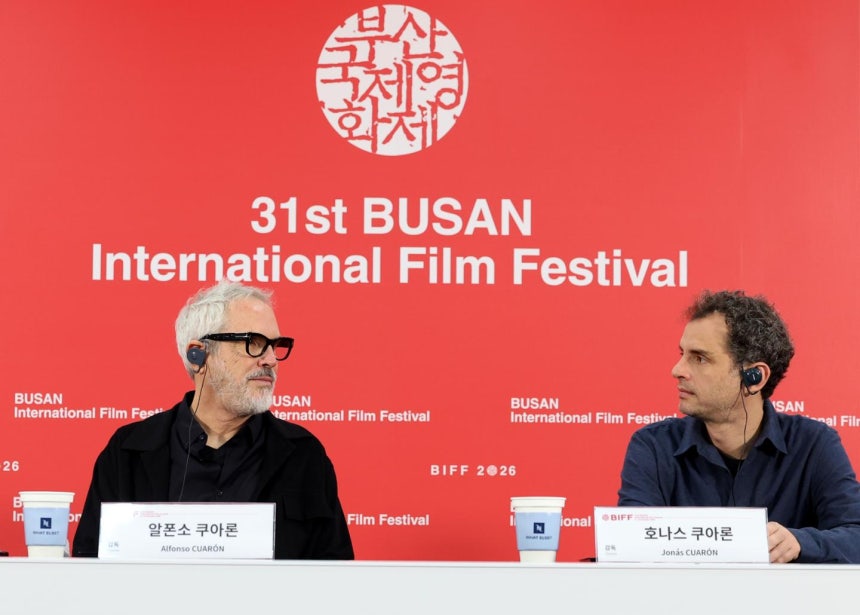 8일 부산 해운대구 영화의전당에서 열린 부산국제영화제 기자회견에 참석한 알폰소 쿠아론 감독과 호나스 쿠아론 감독.뉴스1
