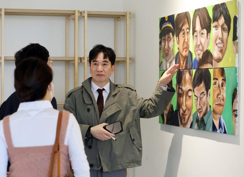 집회서 인연 맺은 사진기자도, 잠든 동료도… 경찰관이 화폭에 담은 얼굴들