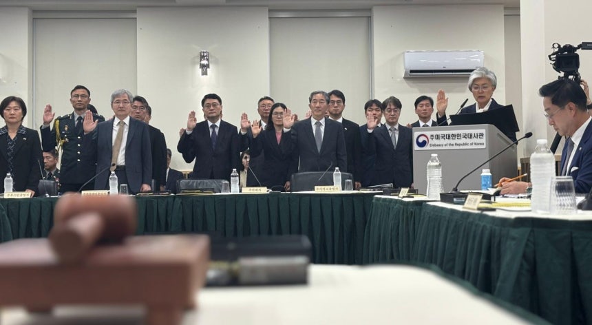 강경화 주미대사가 12일 워싱턴 주미대사관에서 열린 국회 외교통일위원회 국정감사에서 인증선서를 하고 있다.워싱턴=김현빈 특파원