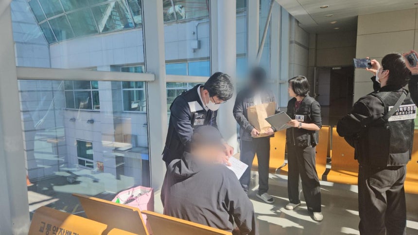 3조 원대 불법 도박 사이트 운영한 부총책 B(왼쪽)씨와 C(왼쪽에서 세 번째)씨가 14일 아랍에미리트(UAE)에서 송환된 뒤 인천국제공항에서 입국 절차를 기다리고 있다. 경찰청 제공